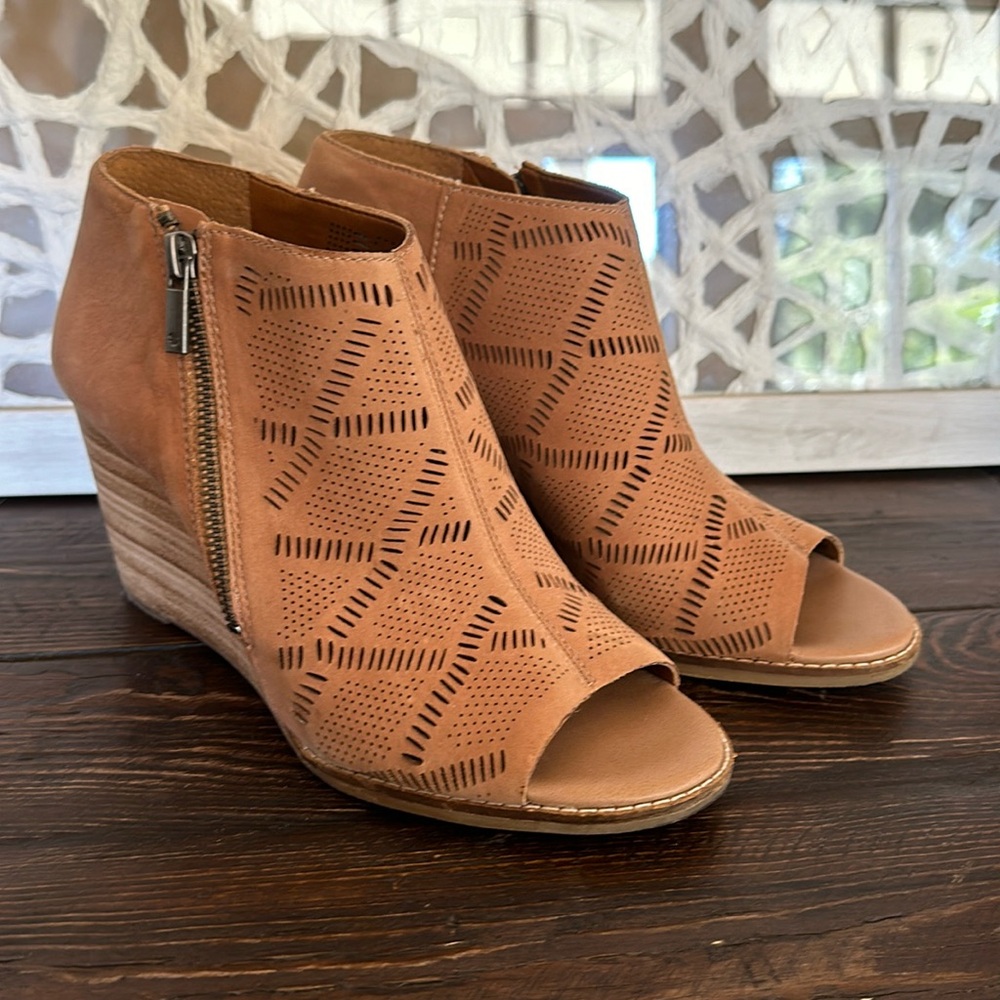 Lucky 🍀 Brand leather bootie size 9.5